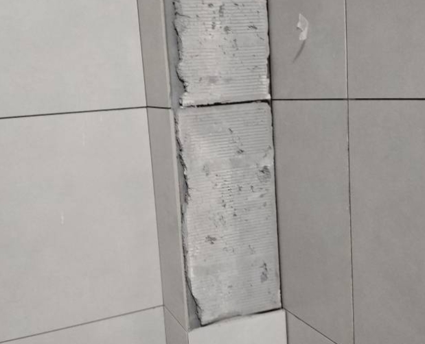 商洛市瓷砖空鼓维修公司分享下瓷砖施工前基层浇水润湿程度不足，可能导致以下问题